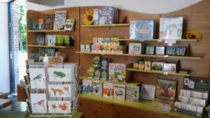 image de la boutique du moulin de la biodiversité avec des jeux et des cartes postales