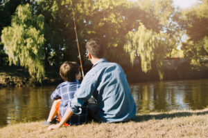 Père et fils heureux pour le jour de la fête des Pères